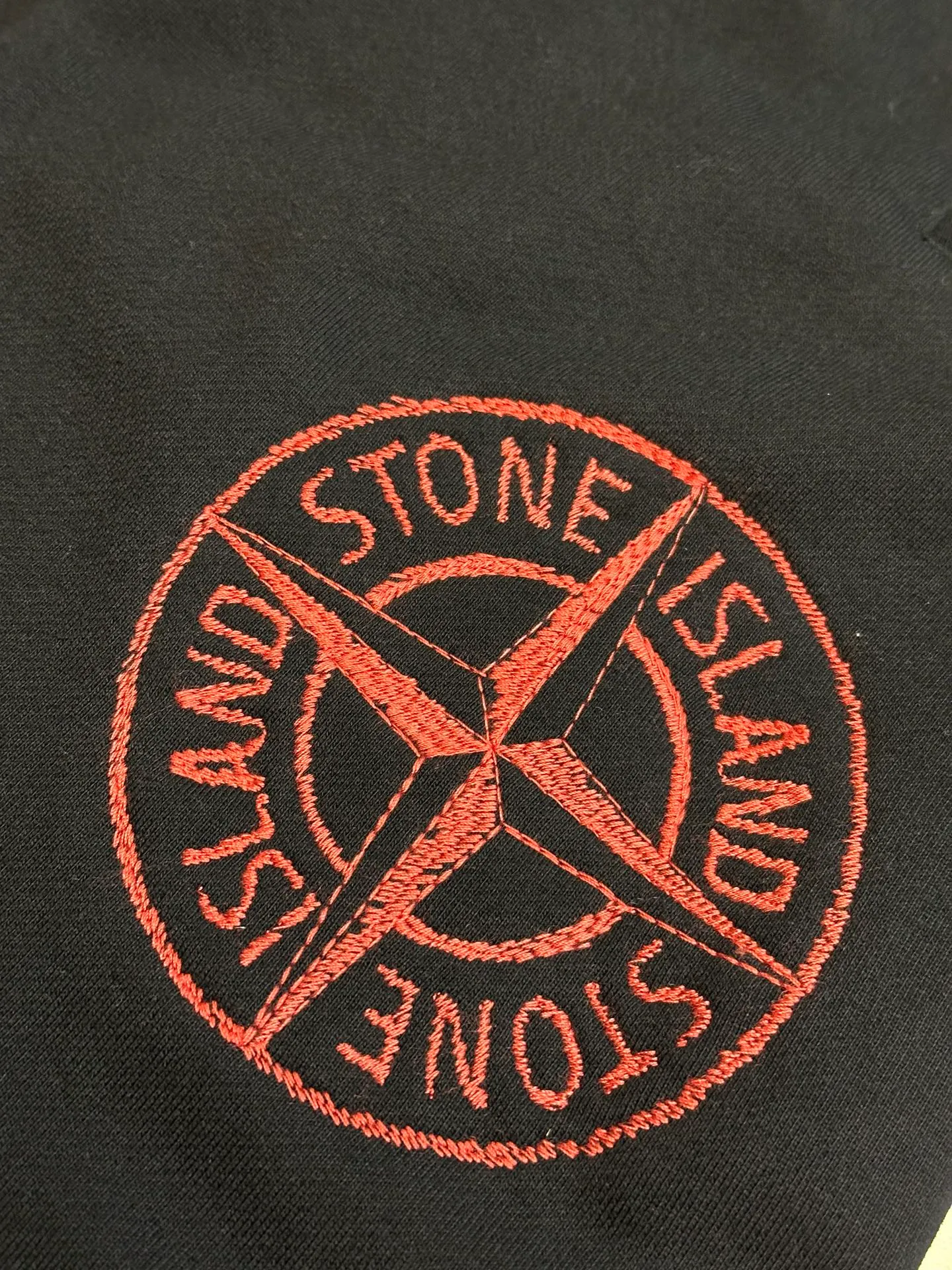 🅿️400 Stonelsland Stone Island Badge Embroidered Shorts Customized to the purest and most luxurious terry cloth, with iconic red Compass badge embroidery on the side of the pants and stitching art. The beauty of contrasting colors, red stitching jumps on the black base.  Using imported machine embroidery technology, advanced computer control systems and precision mechanical components, the red Compass badge embroidery operation is realized.  Special machine for reverse topstitching and fine sewing process. Special machine is used for topstitch sewing. It requires careful preparation of the reverse side of the garment before sewing to ensure that the sewing lines are straight, the stitches are even, and the edges are smooth and beautiful.  size：s m l xl